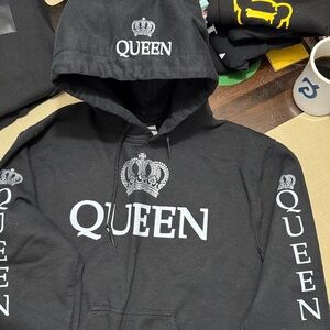 Que Black Hoodie with Crown and Lettering